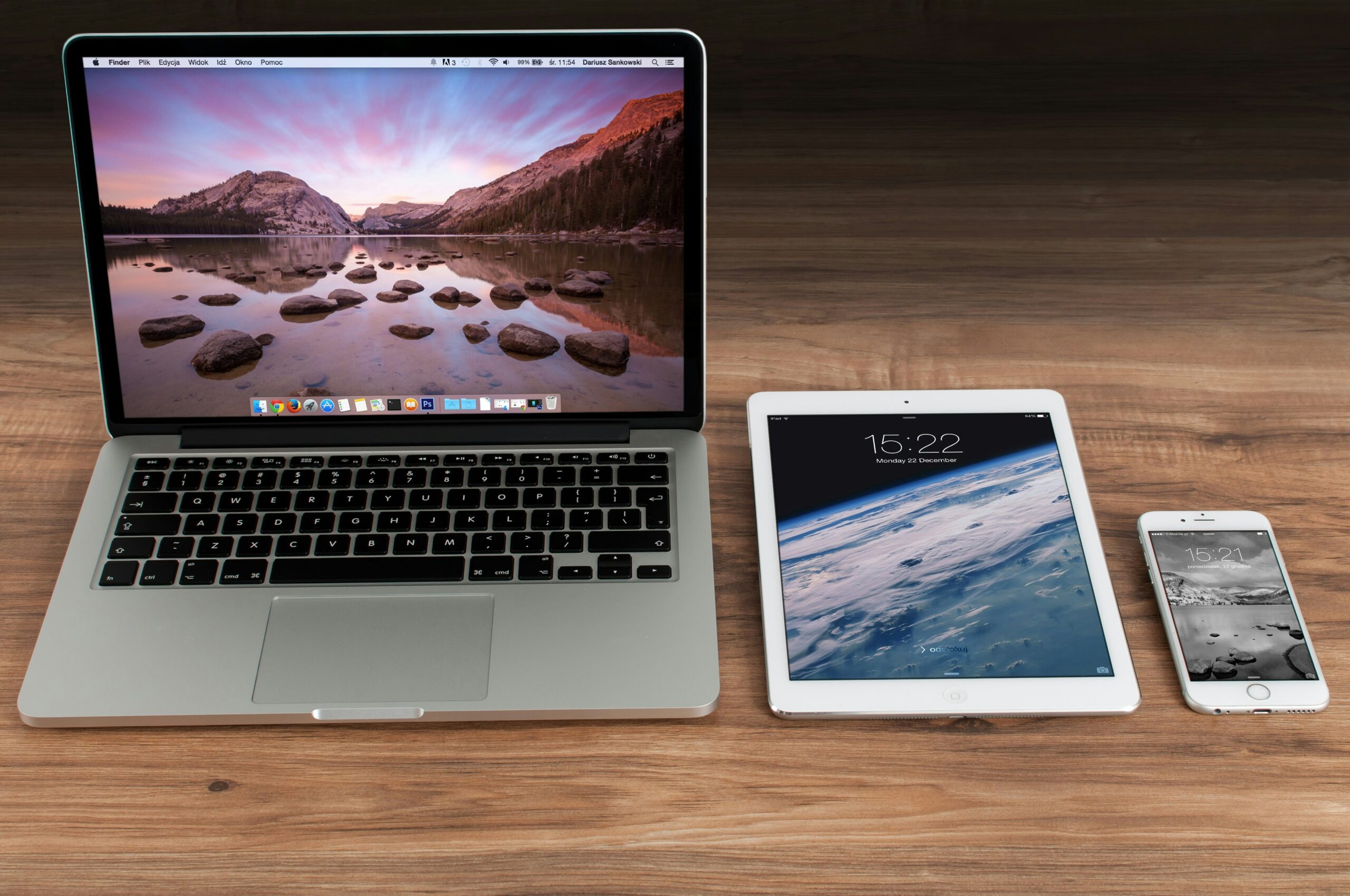 Website-Vorschau auf Smartphone, Tablet und Desktop nebeneinander