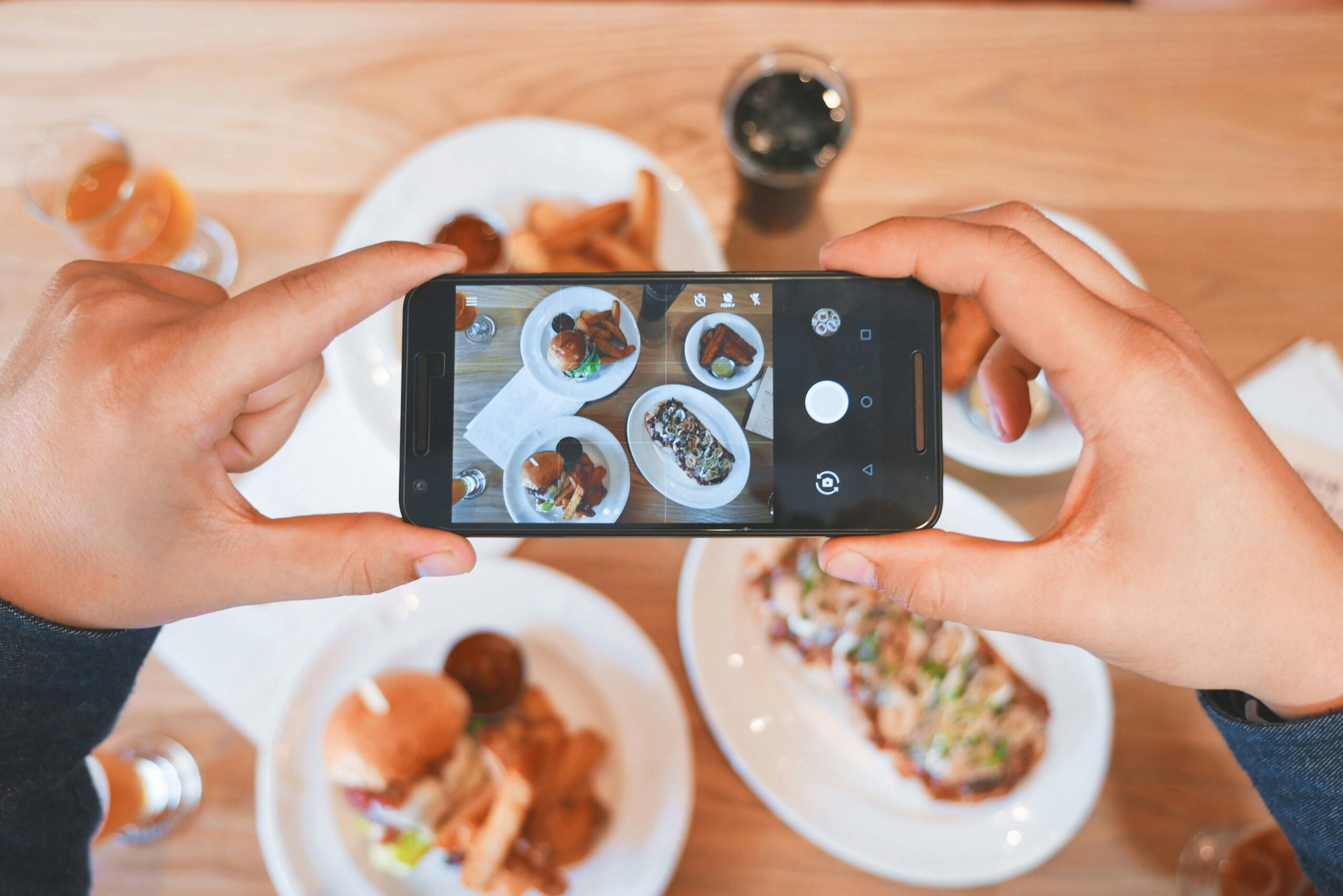 Restaurantbetreiberin plant Beiträge für ihren Social-Media-Kanal