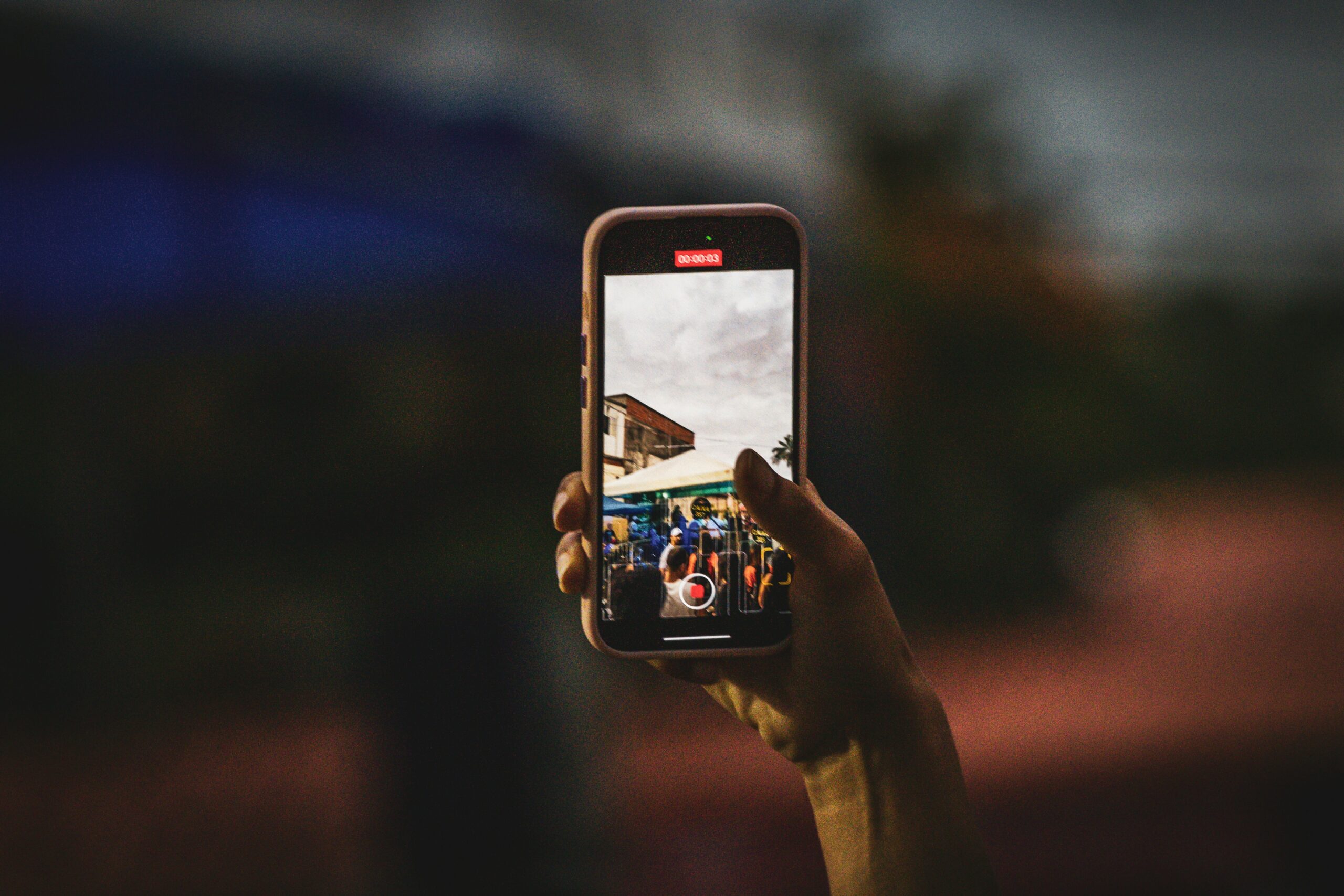 Handwerker fotografiert seine Arbeit für Social Media