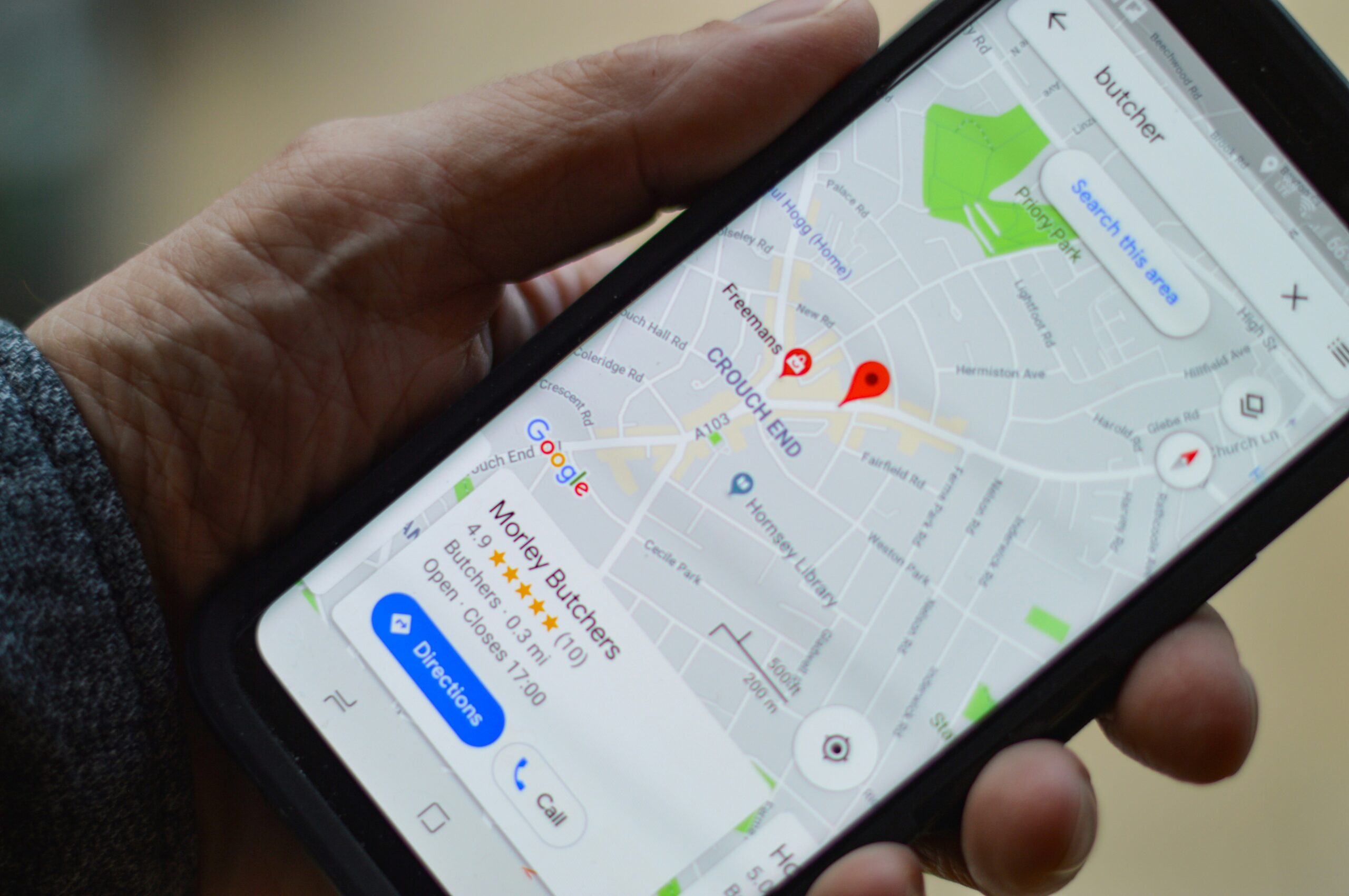 Smartphone mit lokaler Google-Suche nach einer Arztpraxis
