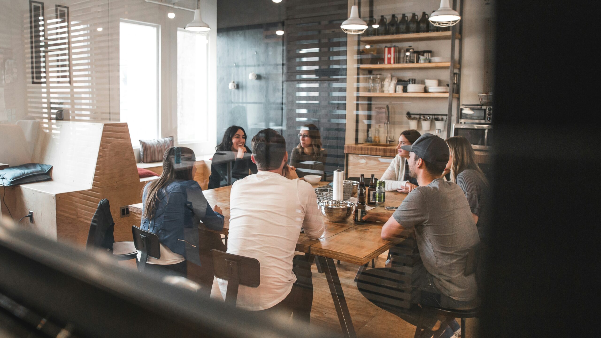Team bespricht die Social-Media-Strategie für das Unternehmensprofil
