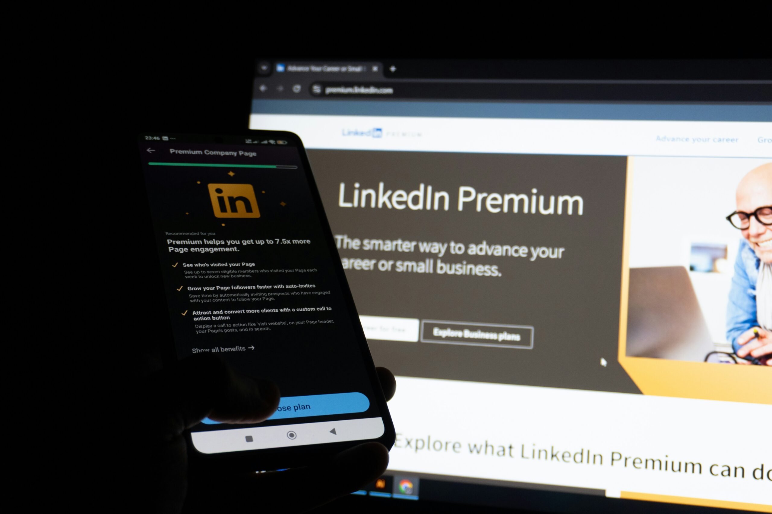 LinkedIn Company Page eines Unternehmens auf dem Smartphone